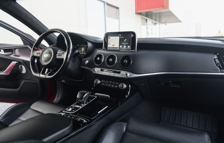 Osta kasutatud Kia Stinger 2018 värv punane Tallinnas