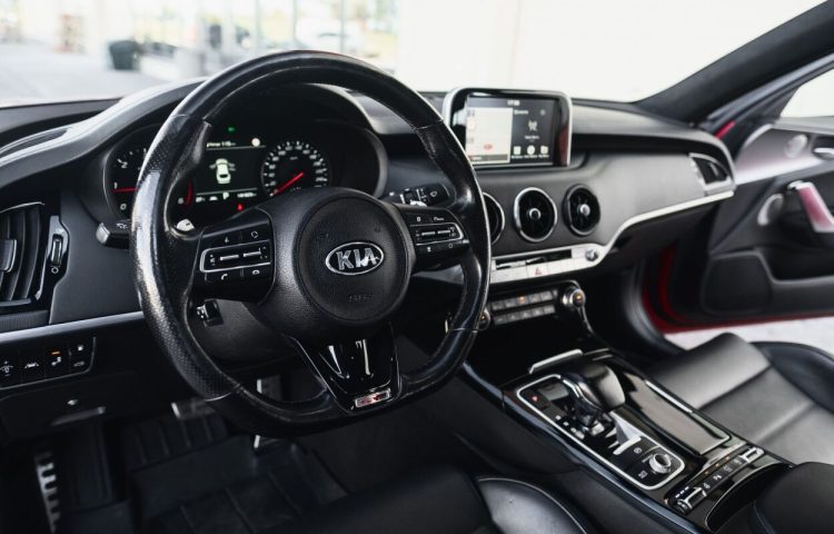 Osta kasutatud Kia Stinger 2018 värv punane Tallinnas