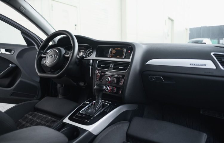 Osta kasutatud Audi A4 2013 värv must Tallinnas