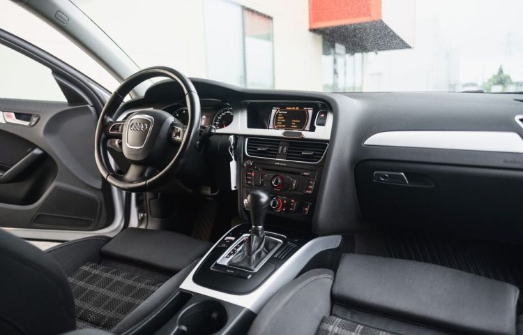Osta kasutatud Audi A4 2010 värv hõbedane Tallinnas