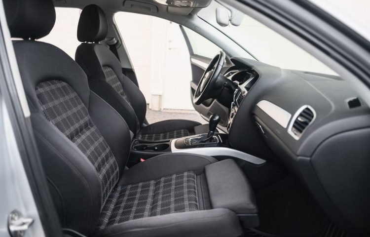 Osta kasutatud Audi A4 2010 värv hõbedane Tallinnas