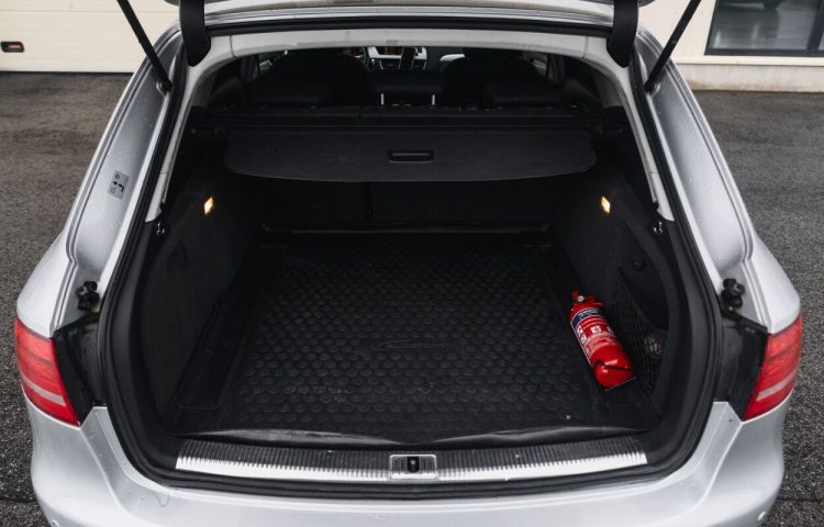 Osta kasutatud Audi A4 2010 värv hõbedane Tallinnas