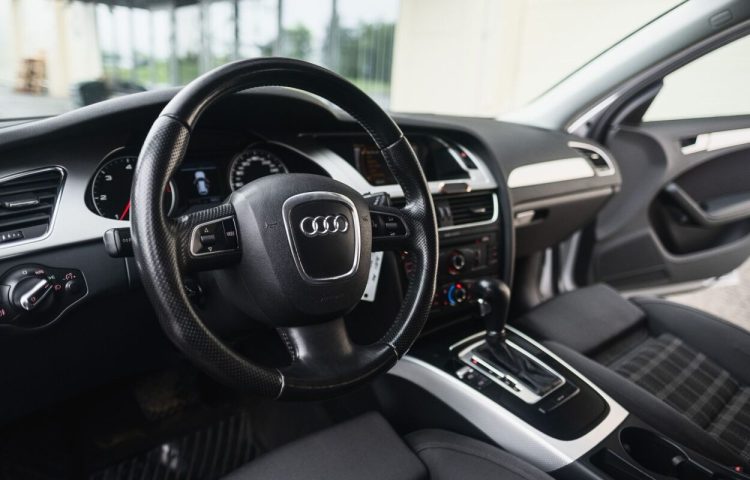 Osta kasutatud Audi A4 2010 värv hõbedane Tallinnas