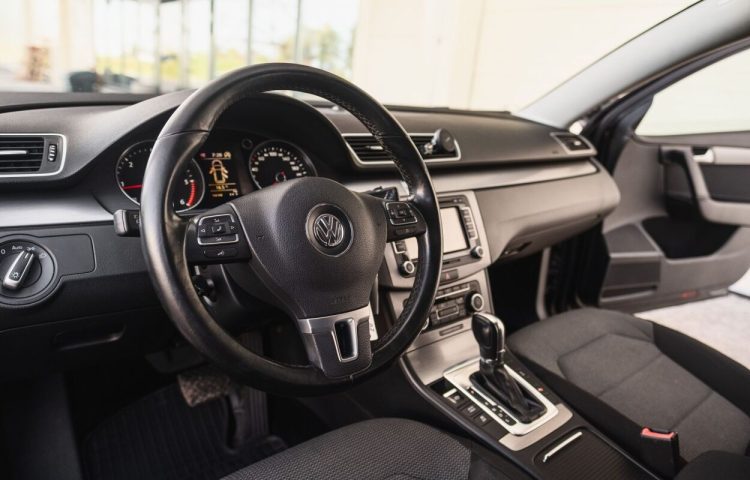 Osta kasutatud Volkswagen Passat 2011 värv must Tallinnas