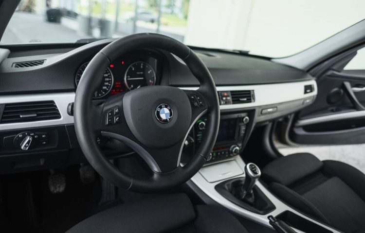 Osta kasutatud BMW 3 seeria: 320 2010 värv beež Tallinnas