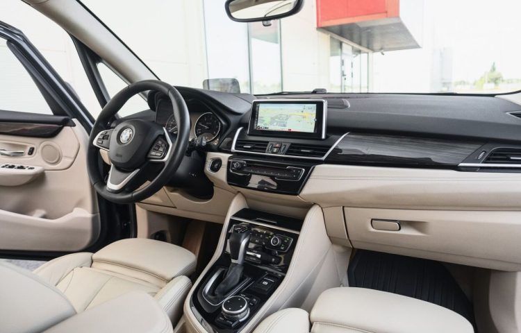 Osta kasutatud BMW 2. seeria: 218 2014 värv tumehall Tallinnas