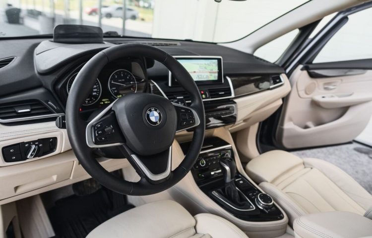 Osta kasutatud BMW 2. seeria: 218 2014 värv tumehall Tallinnas