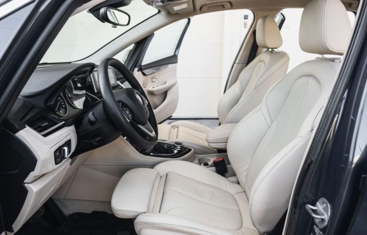Osta kasutatud BMW 2. seeria: 218 2014 värv tumehall Tallinnas