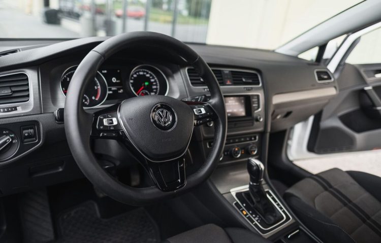 Osta kasutatud Volkswagen Golf 2013 värv valge Tallinnas