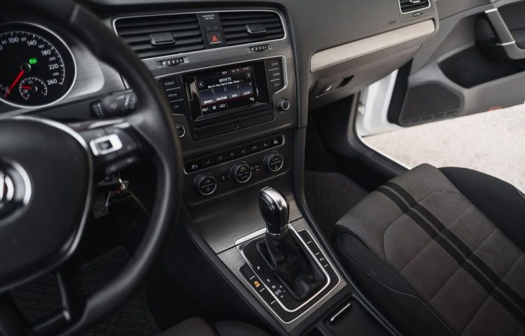 Osta kasutatud Volkswagen Golf 2013 värv valge Tallinnas