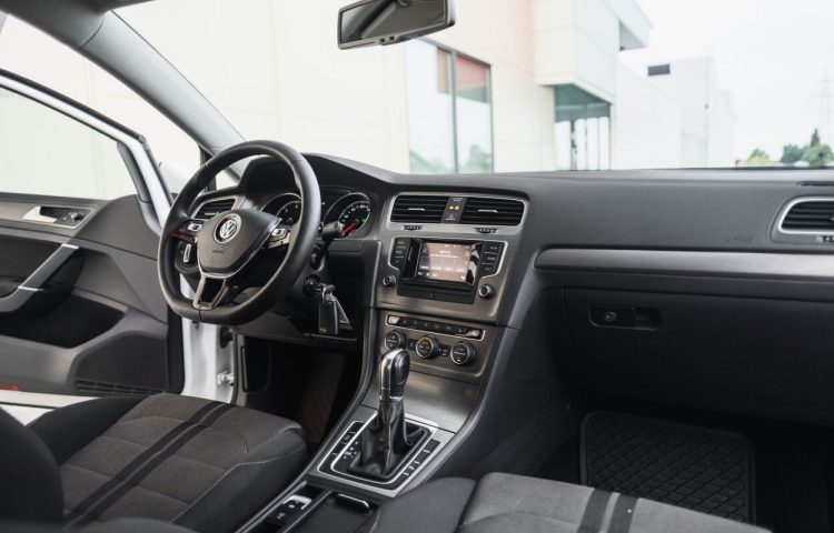 Osta kasutatud Volkswagen Golf 2013 värv valge Tallinnas