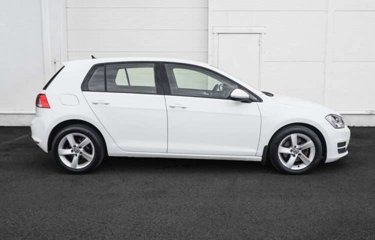Osta kasutatud Volkswagen Golf 2013 värv valge Tallinnas