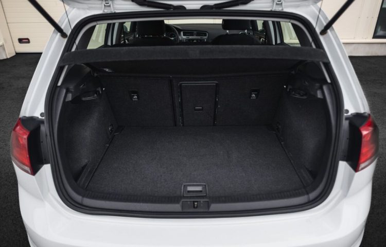Osta kasutatud Volkswagen Golf 2013 värv valge Tallinnas