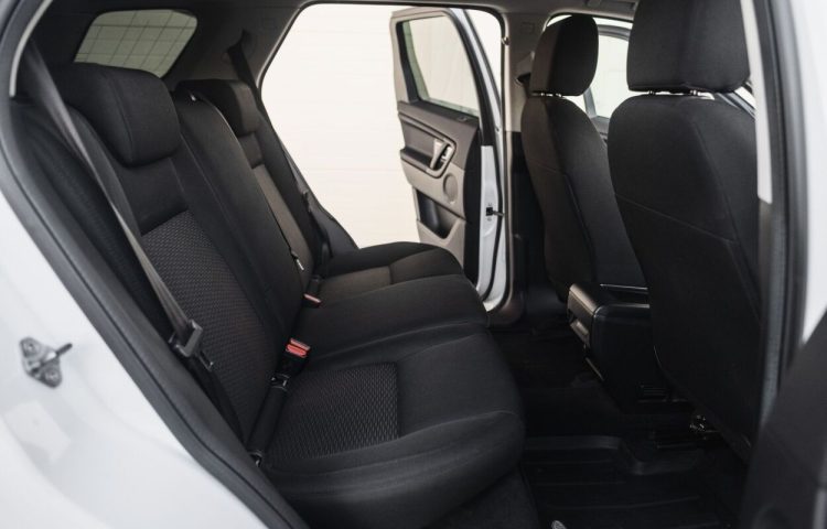 Osta kasutatud Land Rover Discovery Sport 2016 värv valge Tallinnas