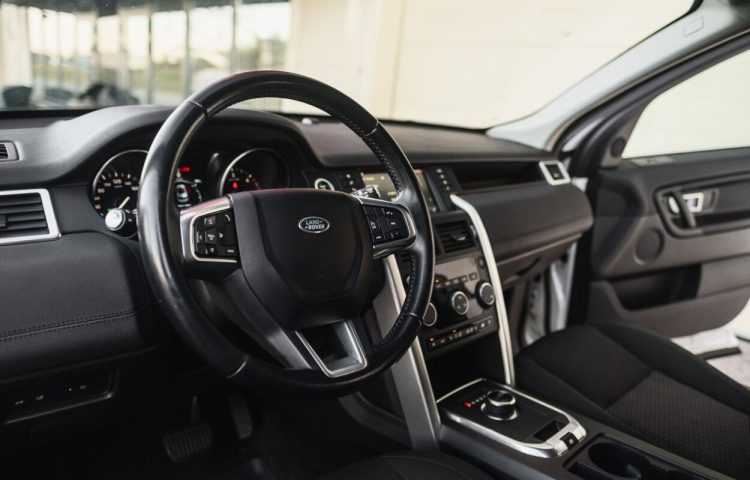 Osta kasutatud Land Rover Discovery Sport 2016 värv valge Tallinnas