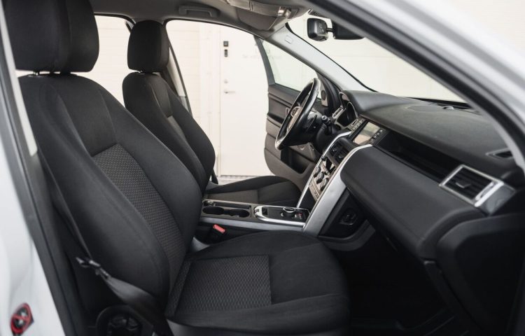 Osta kasutatud Land Rover Discovery Sport 2016 värv valge Tallinnas