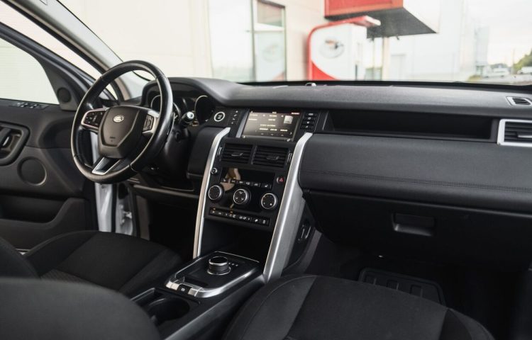Osta kasutatud Land Rover Discovery Sport 2016 värv valge Tallinnas