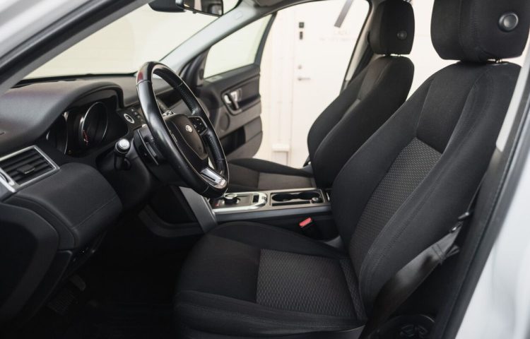 Osta kasutatud Land Rover Discovery Sport 2016 värv valge Tallinnas