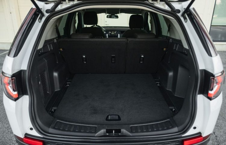 Osta kasutatud Land Rover Discovery Sport 2016 värv valge Tallinnas