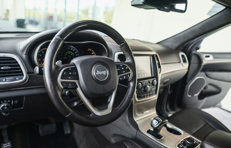 Osta kasutatud Jeep Grand Cherokee 2014 värv tumehall Tallinnas