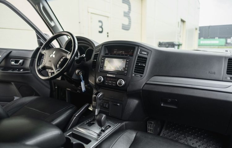 Osta kasutatud Mitsubishi Pajero 2012 värv pruun Tallinnas