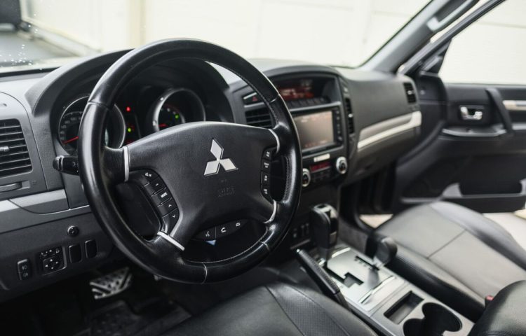 Osta kasutatud Mitsubishi Pajero 2012 värv pruun Tallinnas