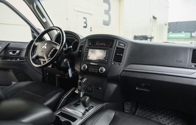 Osta kasutatud Mitsubishi Pajero 2012 värv pruun Tallinnas