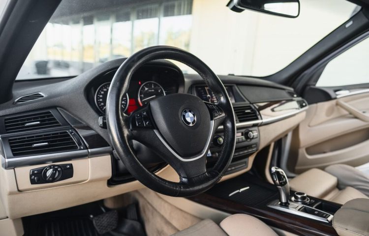 Osta kasutatud BMW X5 2010 värv valge Tallinnas