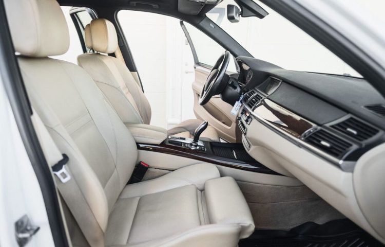 Osta kasutatud BMW X5 2010 värv valge Tallinnas