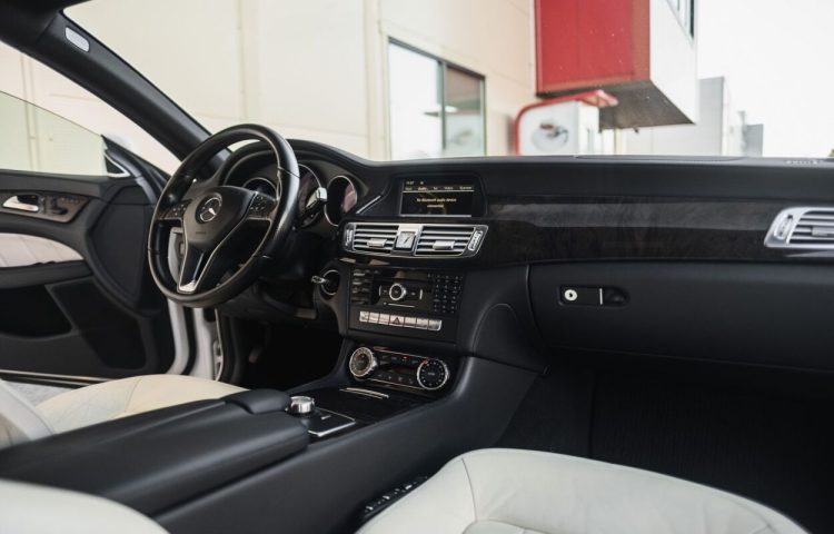Osta kasutatud Mercedes-Benz CLS-klass: CLS 350 2011 värv valge Tallinnas