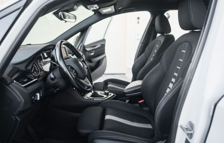 Osta kasutatud BMW 2. seeria: 218 2016 värv valge Tallinnas