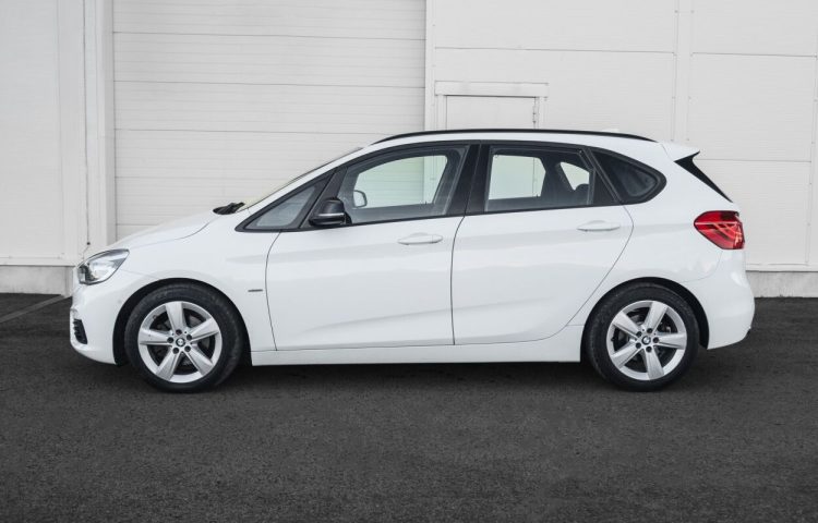 Osta kasutatud BMW 2. seeria: 218 2016 värv valge Tallinnas