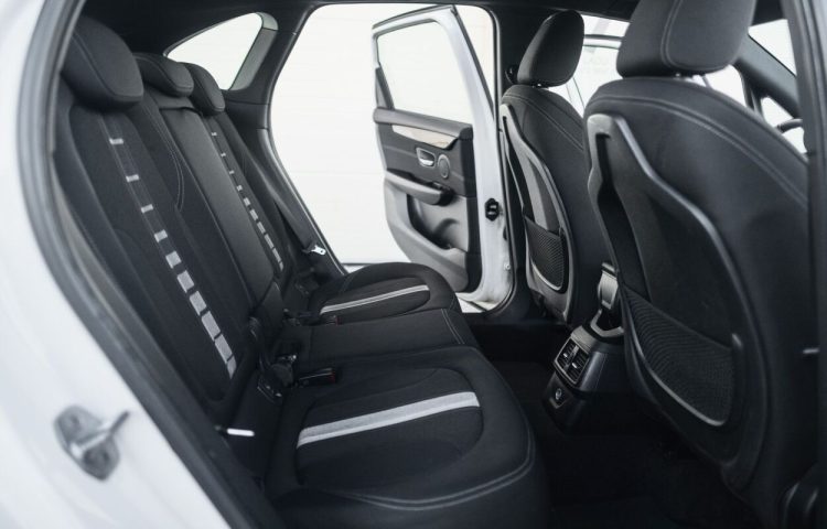Osta kasutatud BMW 2. seeria: 218 2016 värv valge Tallinnas