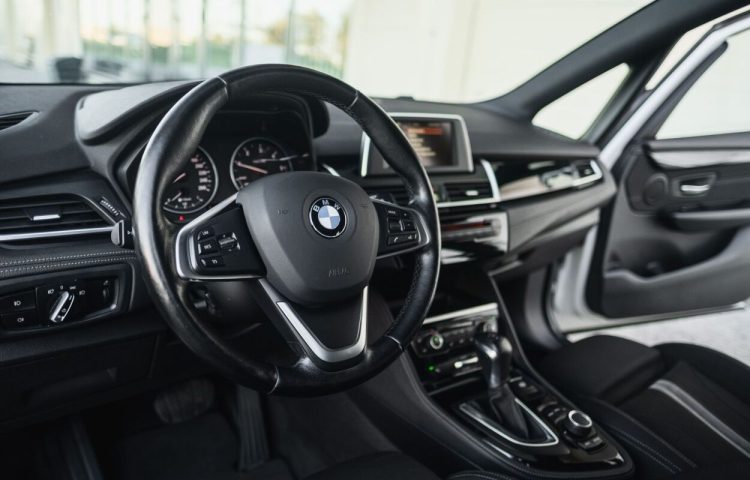 Osta kasutatud BMW 2. seeria: 218 2016 värv valge Tallinnas