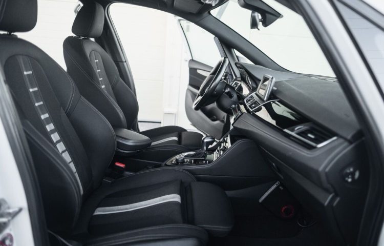 Osta kasutatud BMW 2. seeria: 218 2016 värv valge Tallinnas