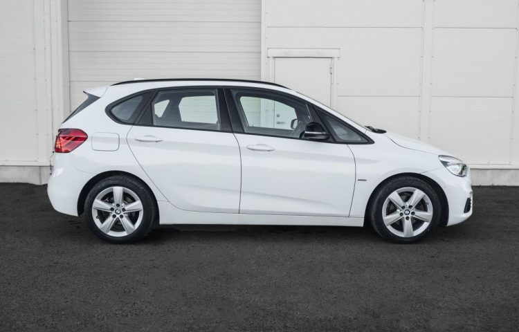 Osta kasutatud BMW 2. seeria: 218 2016 värv valge Tallinnas