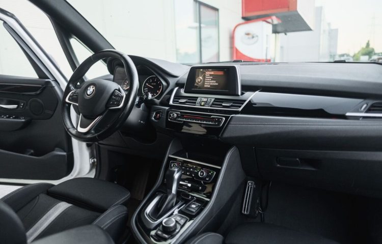 Osta kasutatud BMW 2. seeria: 218 2016 värv valge Tallinnas