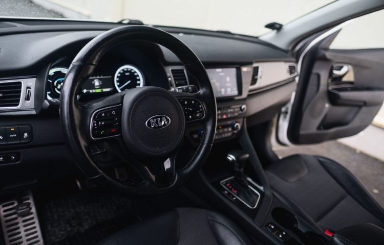 Osta kasutatud Kia Niro 2018 värv valge Tallinnas