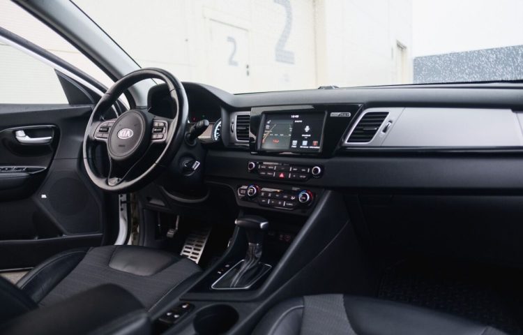 Osta kasutatud Kia Niro 2018 värv valge Tallinnas
