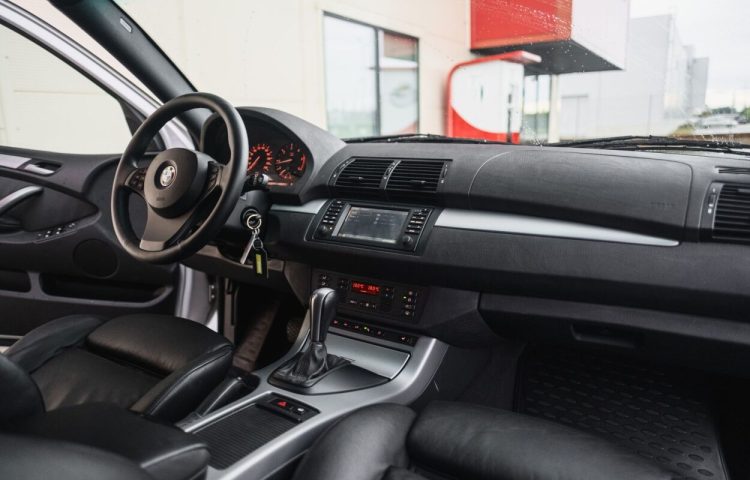 Osta kasutatud BMW X5 2005 värv hõbedane Tallinnas