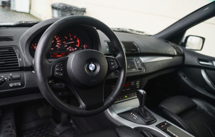 Osta kasutatud BMW X5 2005 värv hõbedane Tallinnas