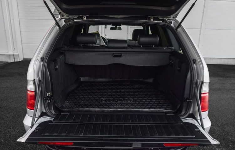 Osta kasutatud BMW X5 2005 värv hõbedane Tallinnas