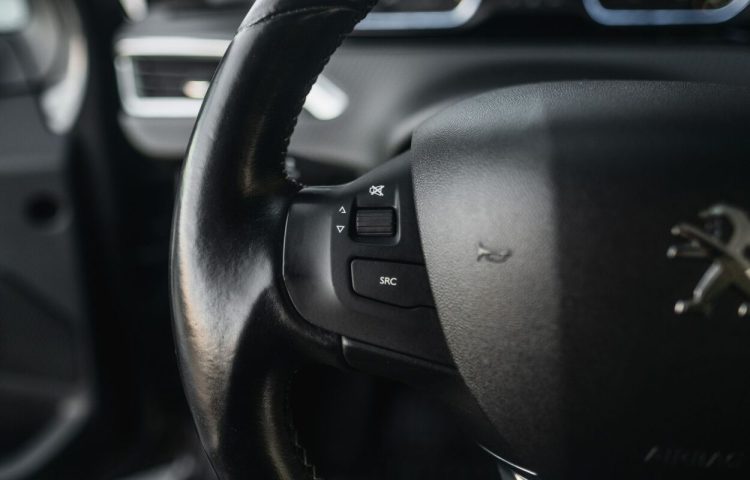 Osta kasutatud Peugeot 2008 2018 värv hall Tallinnas