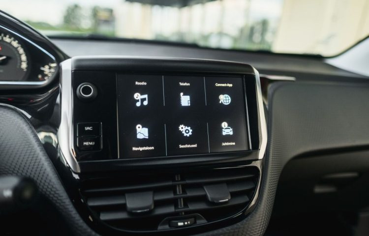 Osta kasutatud Peugeot 2008 2018 värv hall Tallinnas