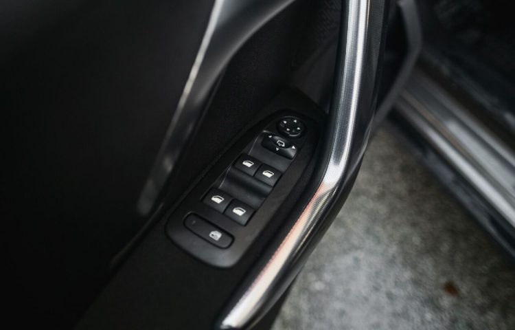 Osta kasutatud Peugeot 2008 2018 värv hall Tallinnas