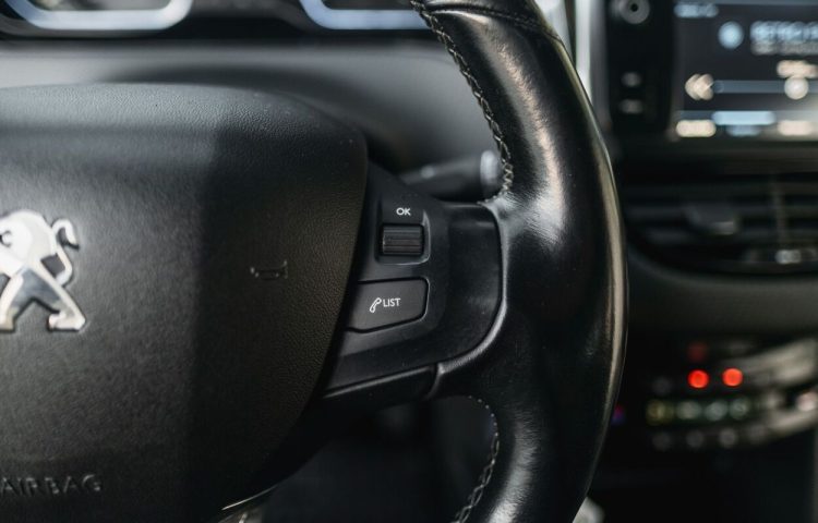 Osta kasutatud Peugeot 2008 2018 värv hall Tallinnas