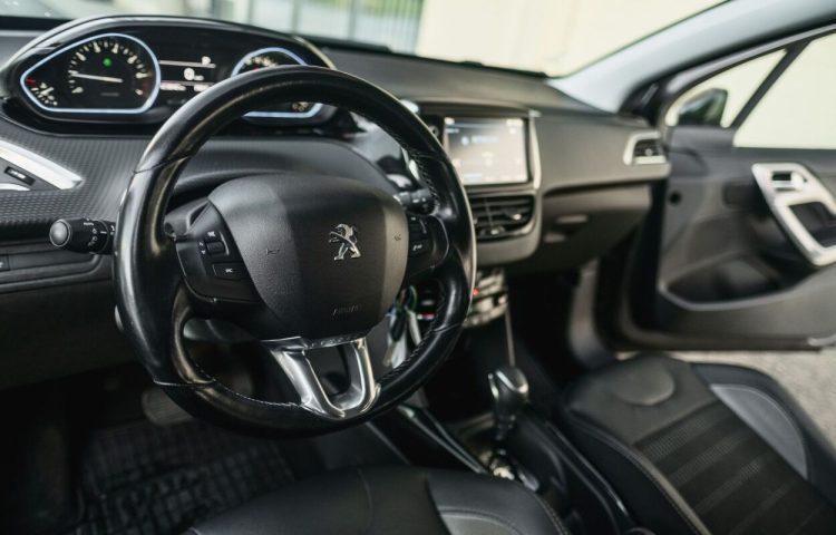 Osta kasutatud Peugeot 2008 2018 värv hall Tallinnas
