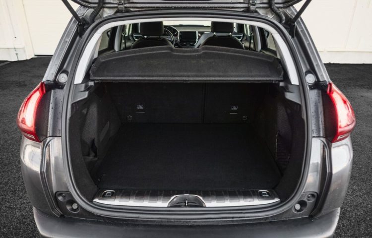 Osta kasutatud Peugeot 2008 2018 värv hall Tallinnas