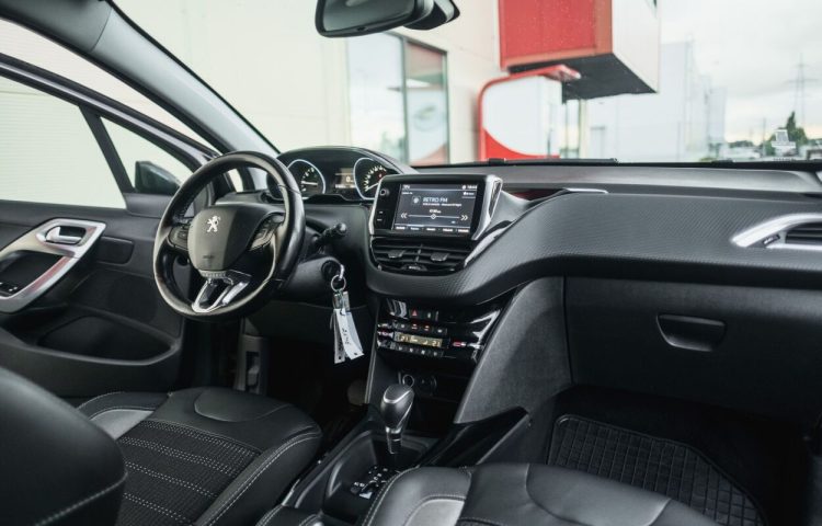 Osta kasutatud Peugeot 2008 2018 värv hall Tallinnas