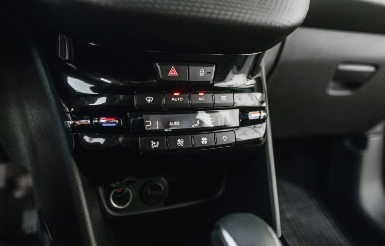 Osta kasutatud Peugeot 2008 2018 värv hall Tallinnas
